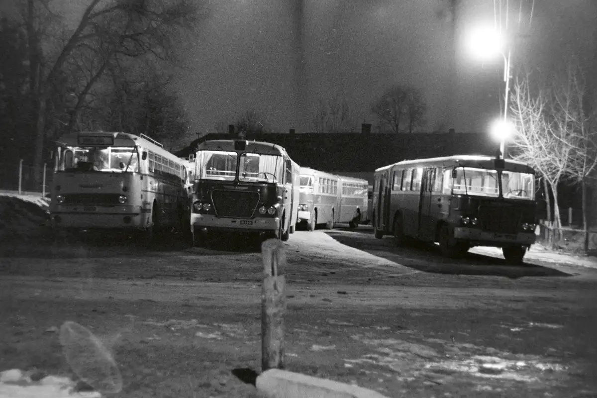 Ikarusok esti pihenője valahol vidéken (fotó: Fortepan/Szalay Zoltán)