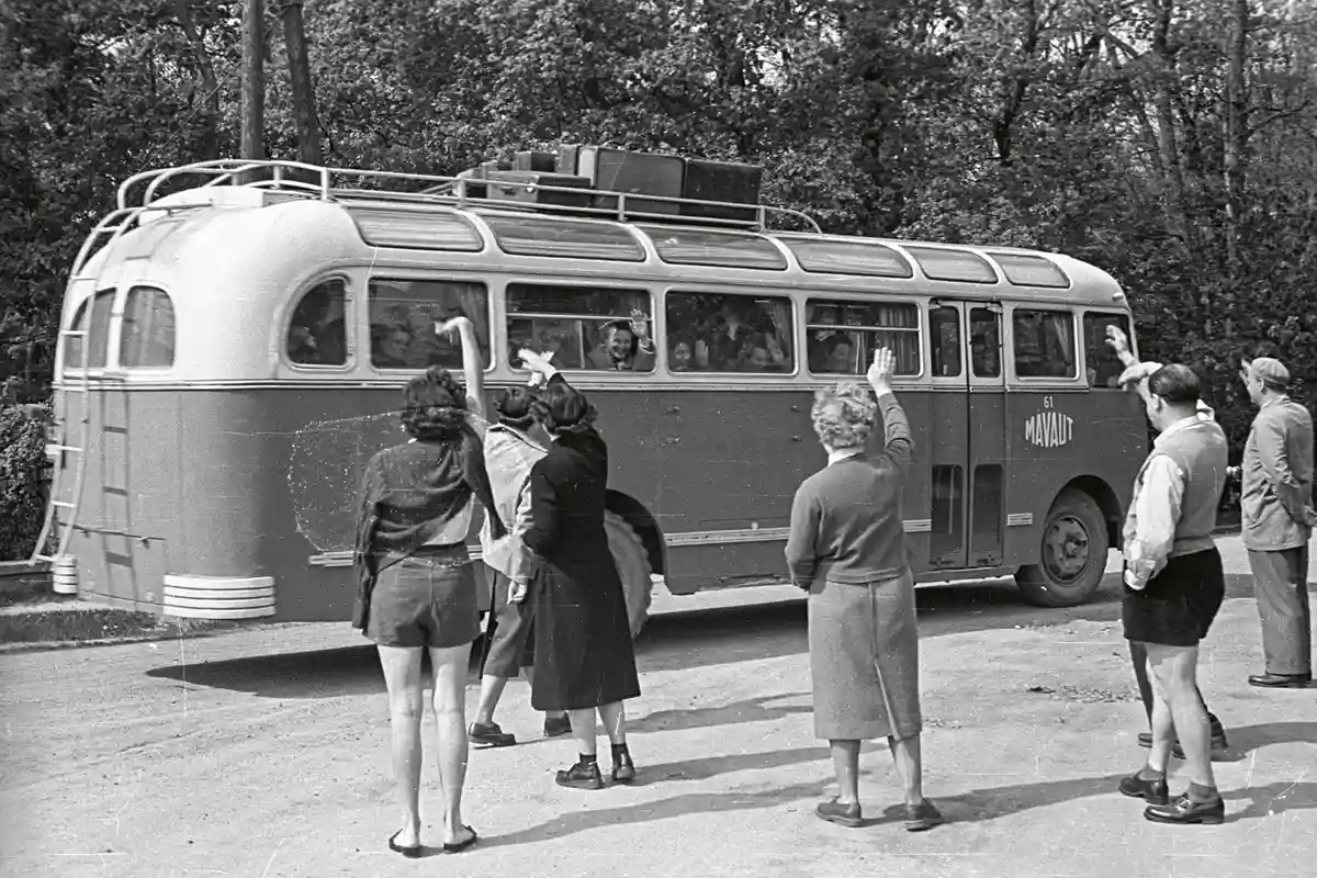 Nem volt ládatér csomagtartója az Ikarus 30-asnak, az utasok holmiját a tetőre pakolták fel, ahová hátul, létrán lehetett felmászni (fotó: Fortepan/Nagy Gyula)