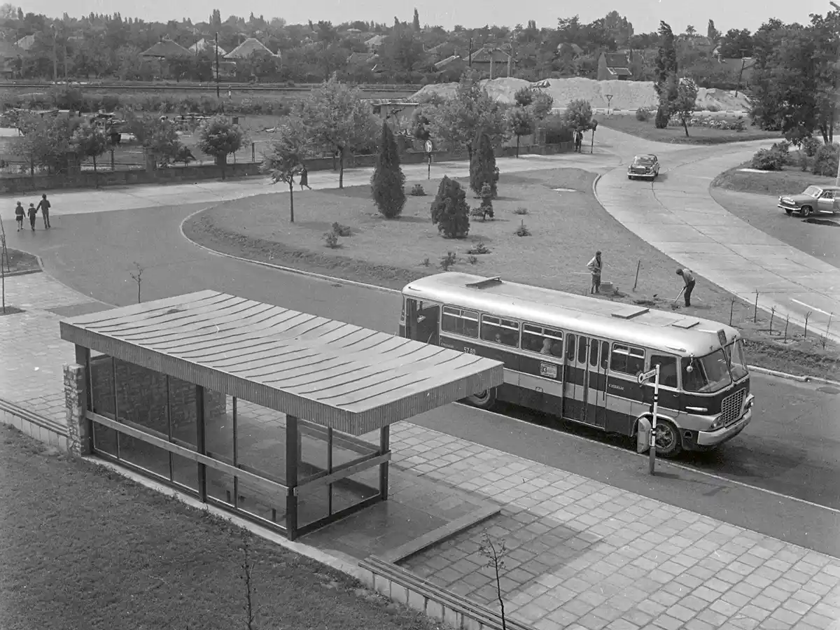 Buszmegálló a Ferihegyi Repülőtér épülete előtt, a Belvárosból a 93-as járat szállította az utasokat (fotó: Fortepan/UVATERV)
