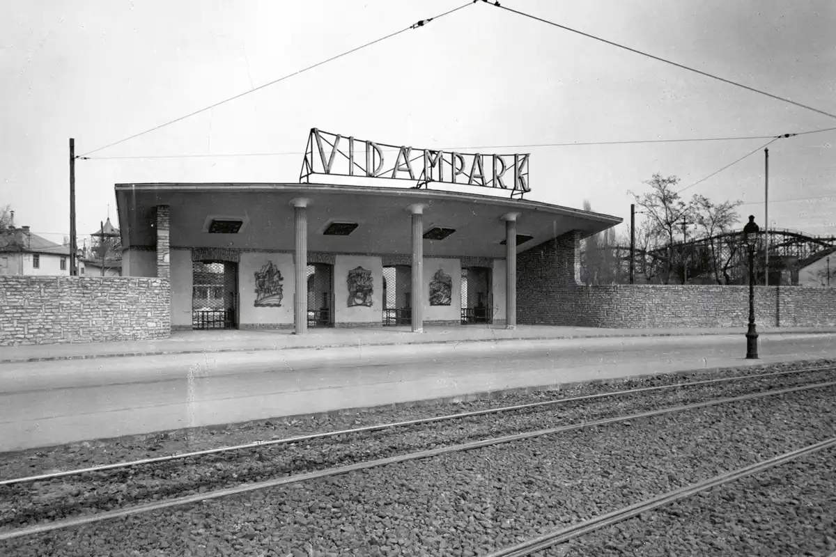 1960 – főbejárat a jellegzetes neonfelirattal, előtérben a 25-ös villamos vágányai (fotó: Fortepan/BFL)