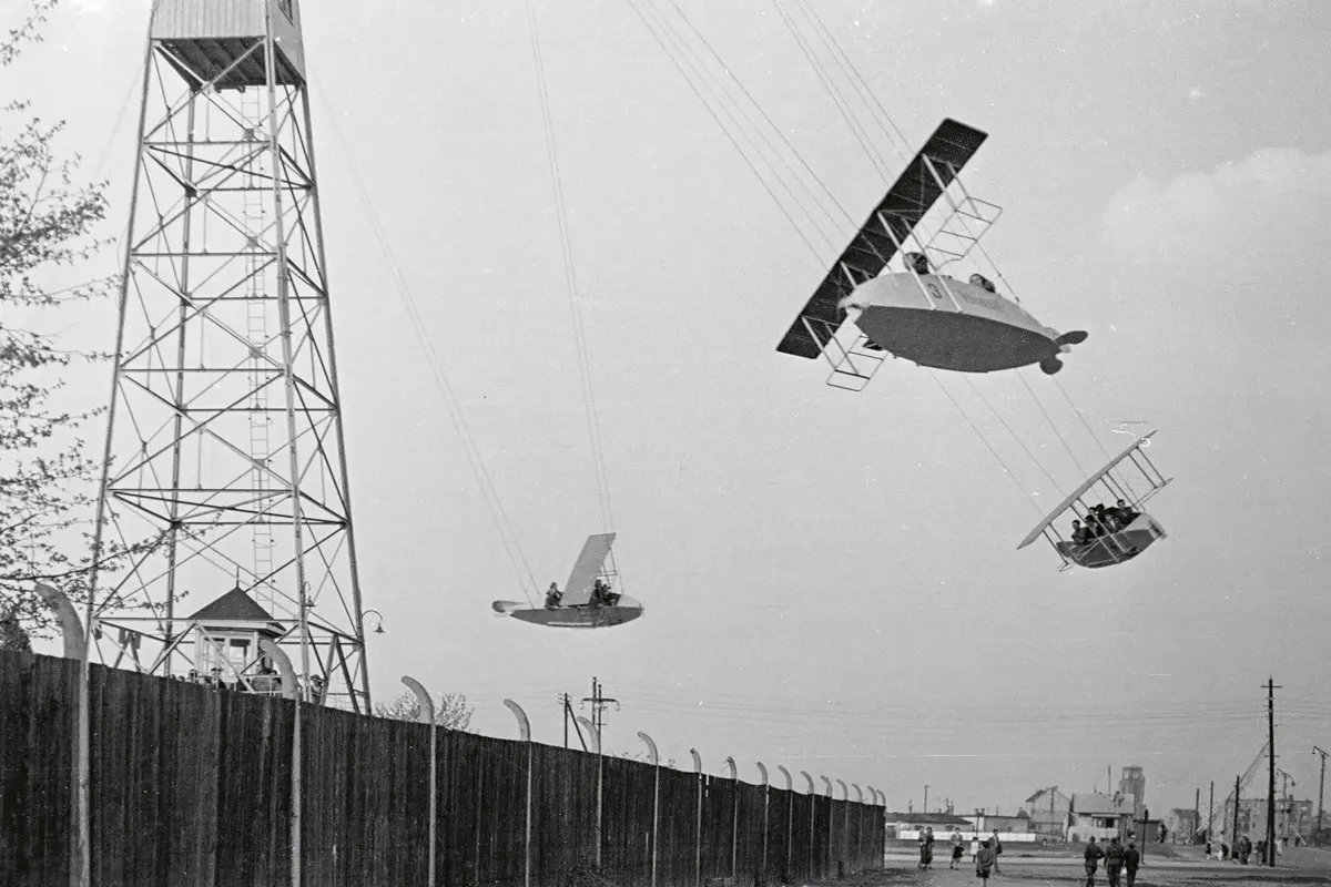 1954 – a kerítésen túl szárnyaltak a Repülő játékszerei, jobbra a háttérben a Kassai téri Szentlélek templom tornya (fotó: Fortepan/BL)