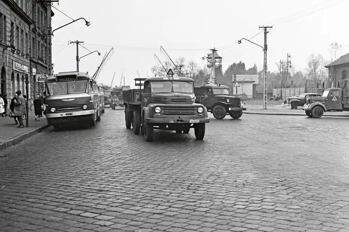 1963 – Hungária körúti sorompó, jobbra a Vágány utca torkolata. Az Ikarus 66-os autóbusz (bal szélen) az 55-ös vonalon járt, jobbra a háttérben a Sikló tornya a Vidámparkban (fotó: Fortepan/Főmterv)