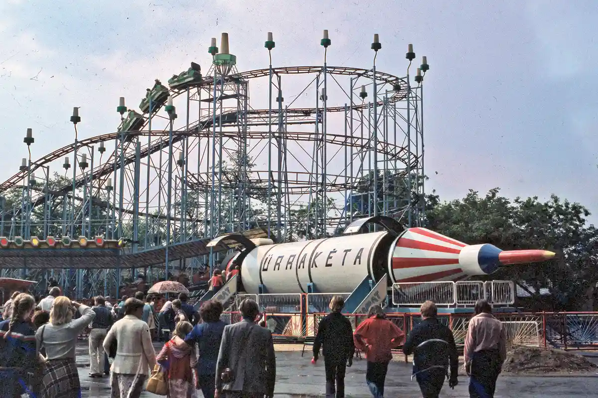 1981 – beszállás után felemelkedett az űrrakéta orra, zúgott-búgott, miközben filmet vetítettek benne. Volt olyan, hogy elromlott és zuhant Budapestre, de katasztrófa persze nem történt, csak ijesztgetés (fotó: Fortepan/Hózer Benjámin)