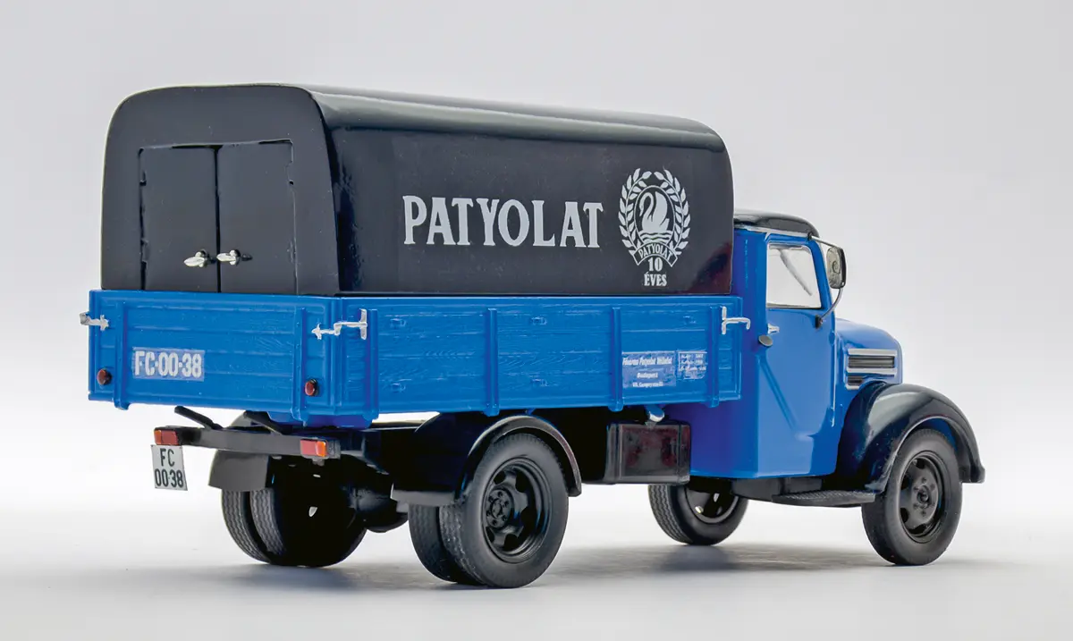1952-ben alapították a Patyolat Vállalatot, tehát a logó alapján a modell 1962-es. Még a platóra tett adattáblák helyes betűformátumára is ügyelt a modellező