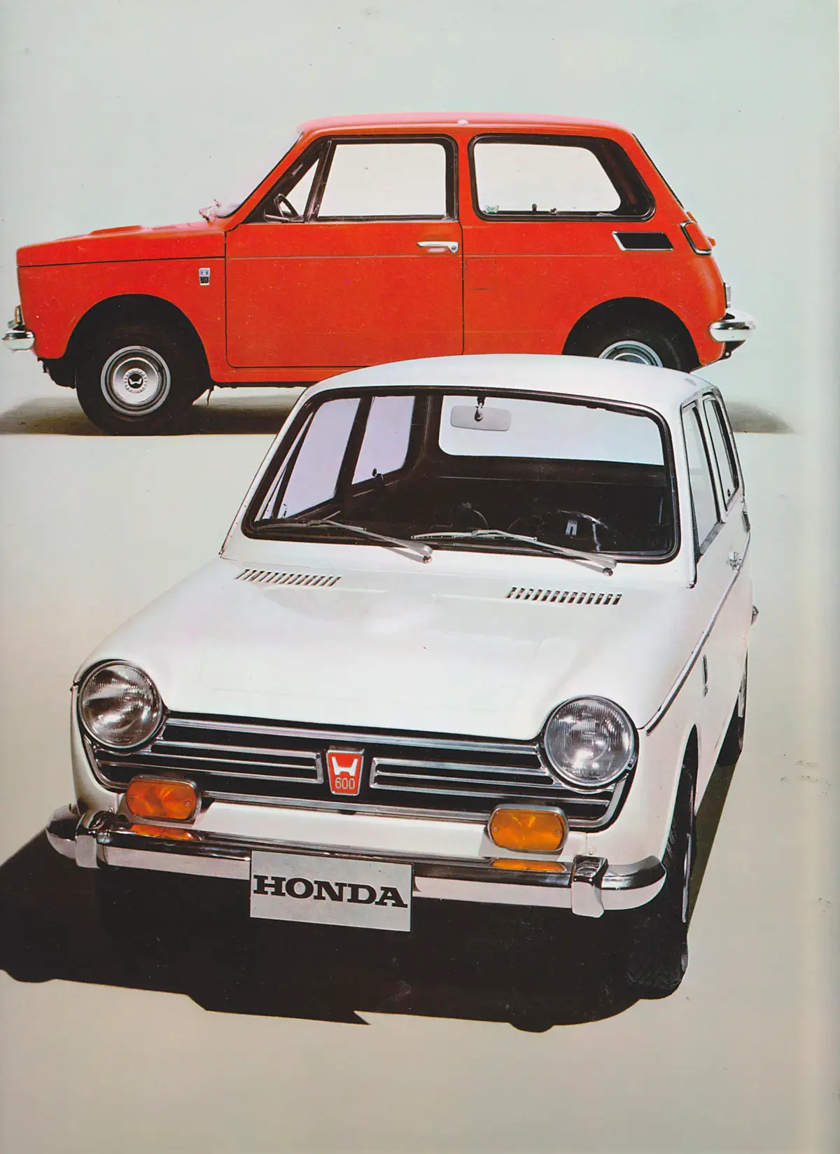 A Honda 1967-ben mutatta be a menetkészen is csak 508 kilós N360-ast, négyütemű, 354 köbcentis, OHC-vezérésű, 31 LE-s léghűtéses kéthengeressel. Hossza fél centivel maradt a 3 m-es határ alatt, de utastere így is négyszemélyes volt. Az 1969-ben, kifejezetten export megfontolásokból bevezetett nagyobb N600-as, hasonló motorfelépítéssel már 46 LE-t termelt. Az N360-asból kombi is készült, a sorozat 1972-ben futott ki