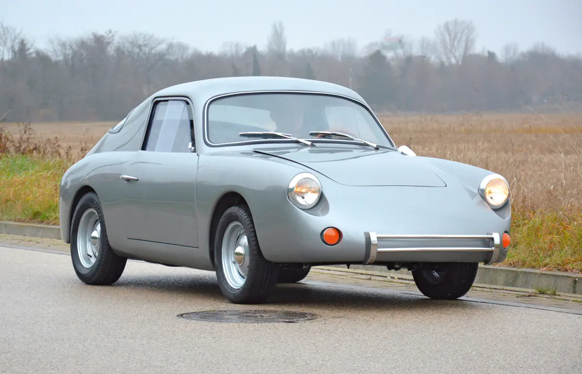 A forma emlékeztet a Fiat alapokra épített Abarth 500 GT Coupéra, amit a Zagato tervezett. Egyedi gyártmány a lökhárító is