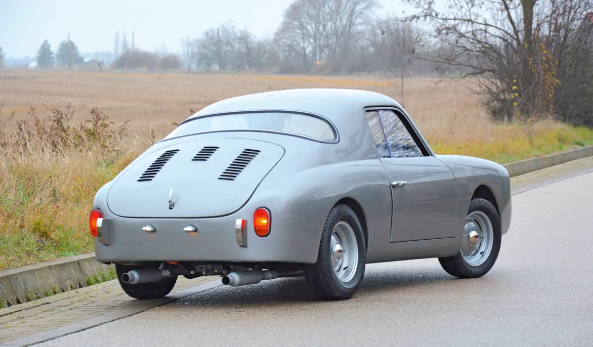 Krómozott „babák” jelképezik a hátsó lökhárítót, a gyári megoldás is hasonló volt. Hátrafelé alig lehet kilátni