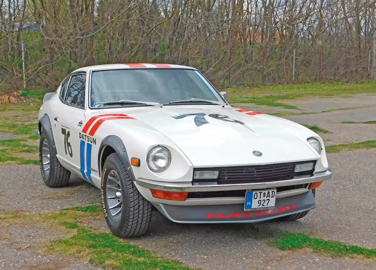 A vonalak a Jaguar E-Type-ot és a 60-as évek Ferrari típusait is idézik, a színek egy amerikai versenyautó előtt tisztelegnek