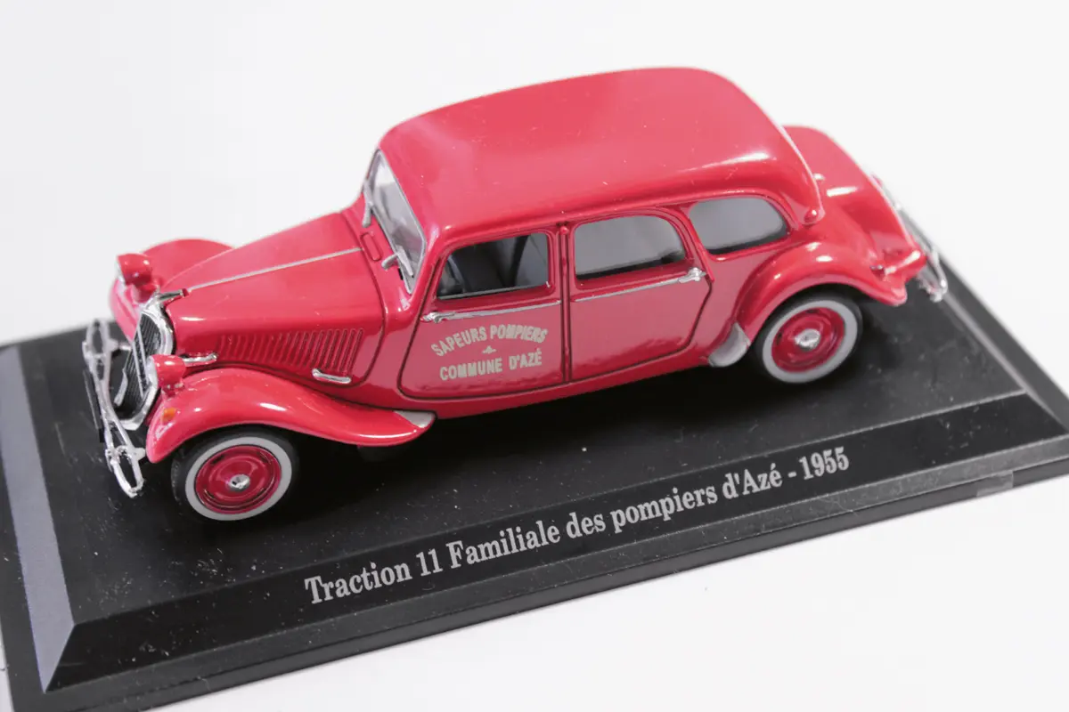 Három üléssoros tűzoltó parancsnoki Traction Avant Familiale 1955-ből. A har­madik sor beépítéséhez 50 centivel megnyújtották a karosszériát, így a teljes hossz 4,96 m-re nőtt