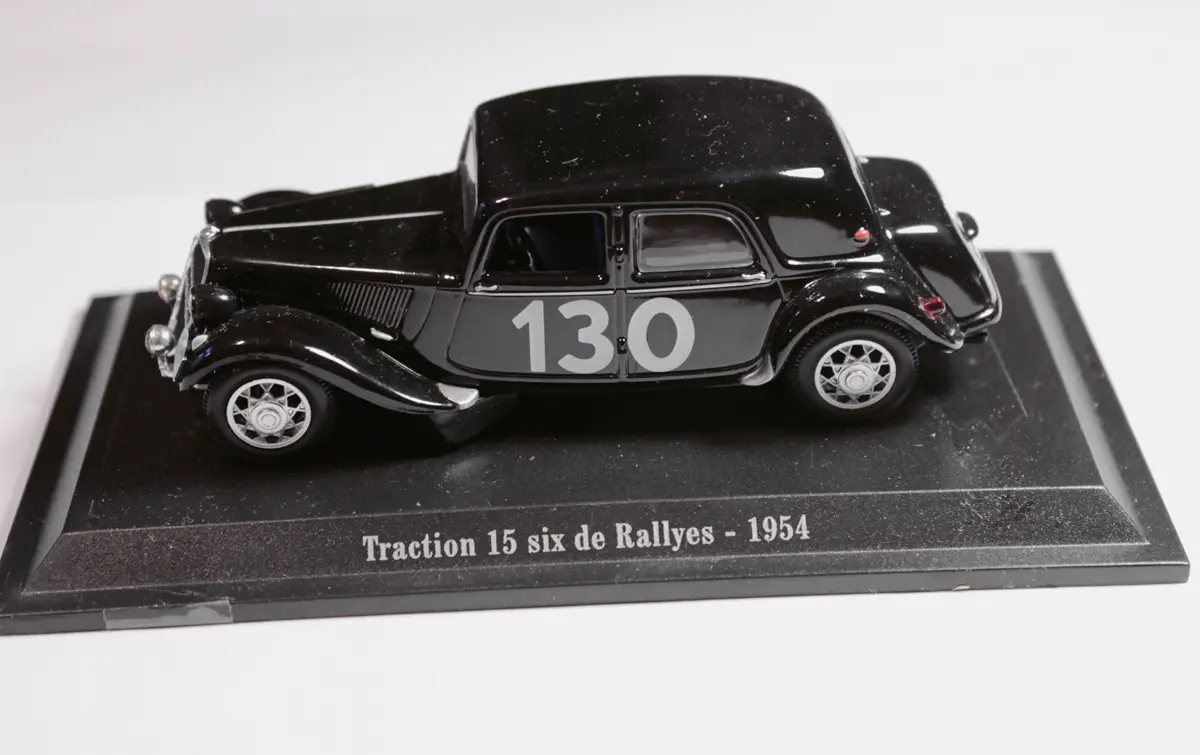 A Traction Avant jó útfekvésével versenyzésre is kiválóan alkalmas volt. Ez a 78 LE-s 2,9 l-es soros hathengeressel hajtott autó az 1954-es Atlas Ralin is indult
