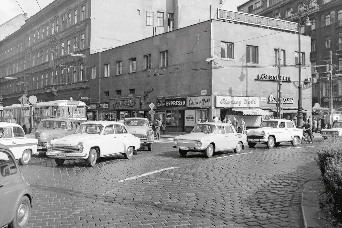 Budapest, Kálvin tér (1971) – még közvetlenül a térre fordulnak a járművek a Baross utcából (fotó: Fortepan/Uvaterv)
