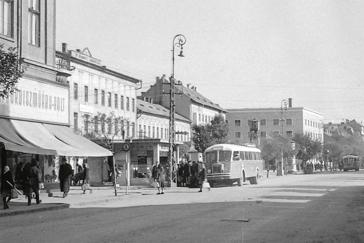Szolnok (1954) – francia gyártmányú Chausson autóbusz a Kossuth Lajos téren. A típust az üzemeltető Mávaut építette át hátul ikerkerekesre (fotó: Fortepan/Gyöngyi)