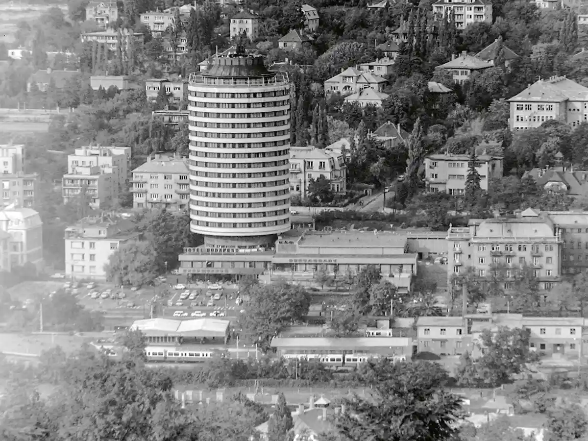 Budapest, Szilágyi Erzsébet fasor (1980) – a Hotel Budapest ikonikus épülete, előtérben a fogaskerekű városmajori végállomása (fotó: Fortepan)