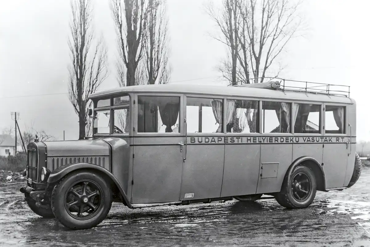 Mávag-Mercedes (rendszám: Bp 17-261) autóbusz, a 26 személyes „nagykocsit” a BHÉV visegrádi vonalára szerezték be. A karosszériát Nagy Géza műhelye készítette 1928-ban