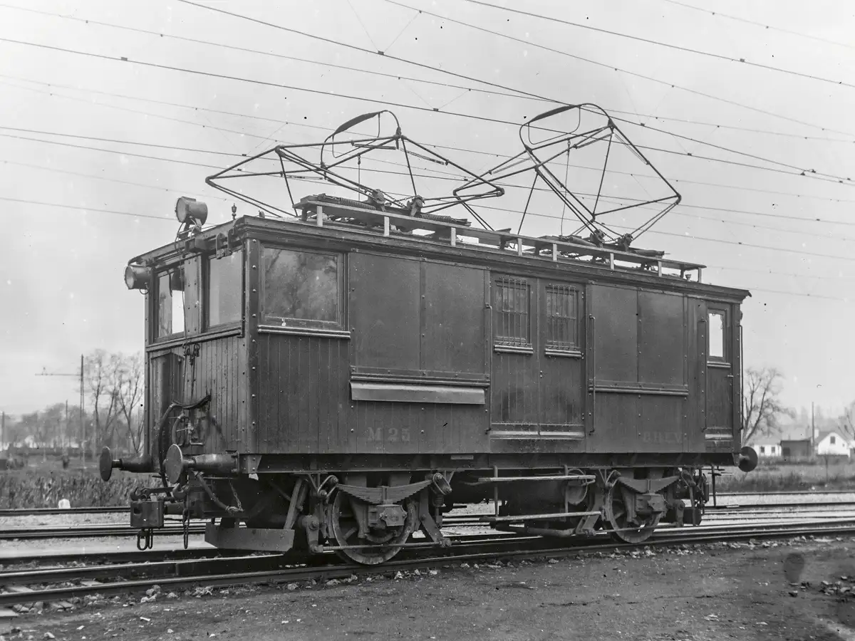 M 25 pályaszámú BHÉV L III típusú mozdony Szentendrén. A jármű a kistarcsai Gép- és Vasútfelszerelési Gyárban készült 1918-ban, műtanrendőri (forgalomba helyezési) vizsgáját 1924 őszén tartották