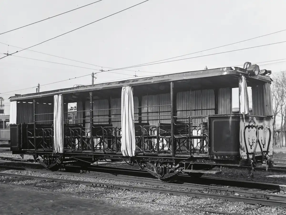 C 3151 pályaszámú BHÉV P IX típusú nyári pótkocsi a cinkotai forgalmi telepen (1930). Eredetileg 1905-ös Ganz gyártmány a Budapest–Budafok Helyiérdekű Villamos Vasút (BBVV) számára