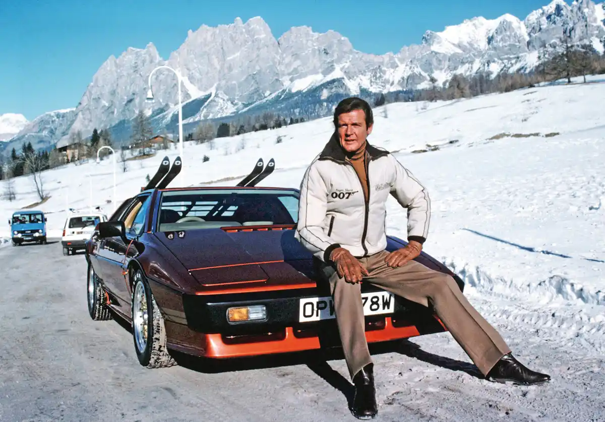 Roger Moore és az S2 Turbo. Az Aston Martin DB5 után az Esprit a második leghíresebb Bond autó