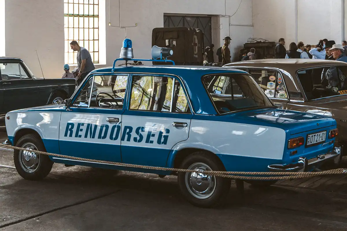 VAZ 2101 Zsiguli (1973) – nem eredeti rendőrautó, de minden részletében korhű és hiánytalanul felszerelt (fotó: Bánházi Botond)