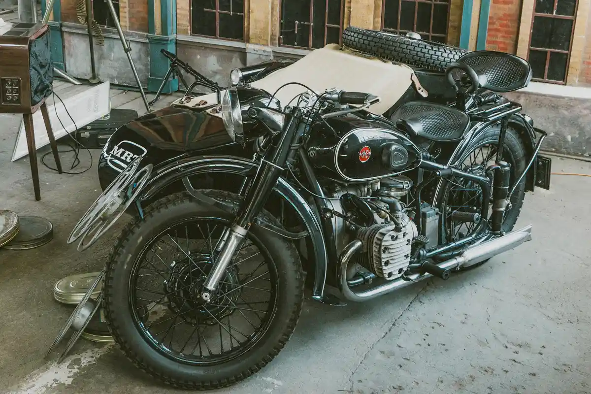URAL M-72 (1953) – 746 köbcentis, 24 LE-s kéthengeres viszi, legnagyobb sebessége 85 km/h. A motorkerékpár első tulajdonosa a Magyar Rádió és Televízió (MRT) volt (fotó: Bánházi Botond)