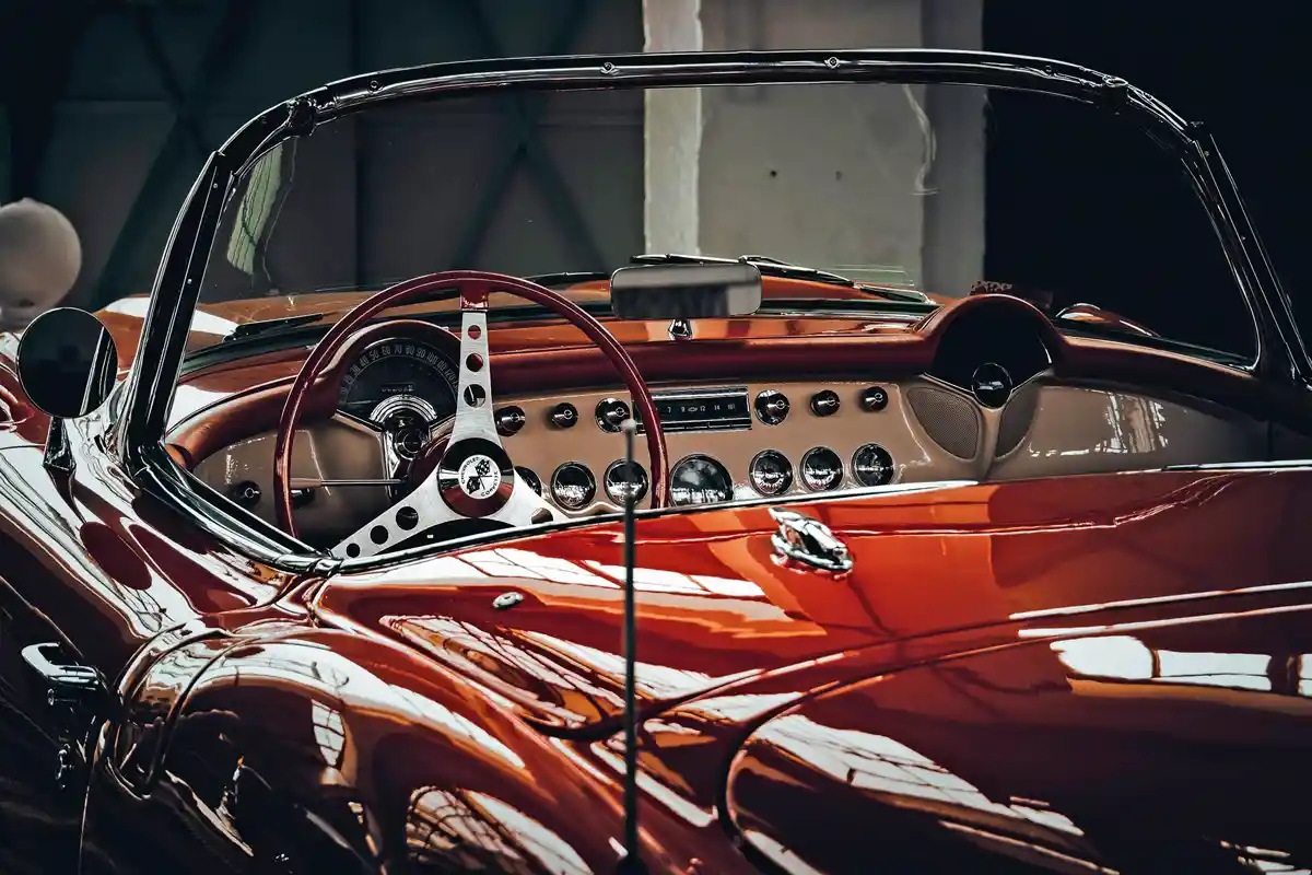 Chevrolet Corvette C1 (1956) – szimmetrikus a C1-es műszerfala, a típushoz ekkortól már nem kínáltak soros hathengerest, csak V8-ast. A kétfokozatú automata váltóért fizetni kellett, az alap kézi háromsebességes volt (fotó: Horváth Dániel)