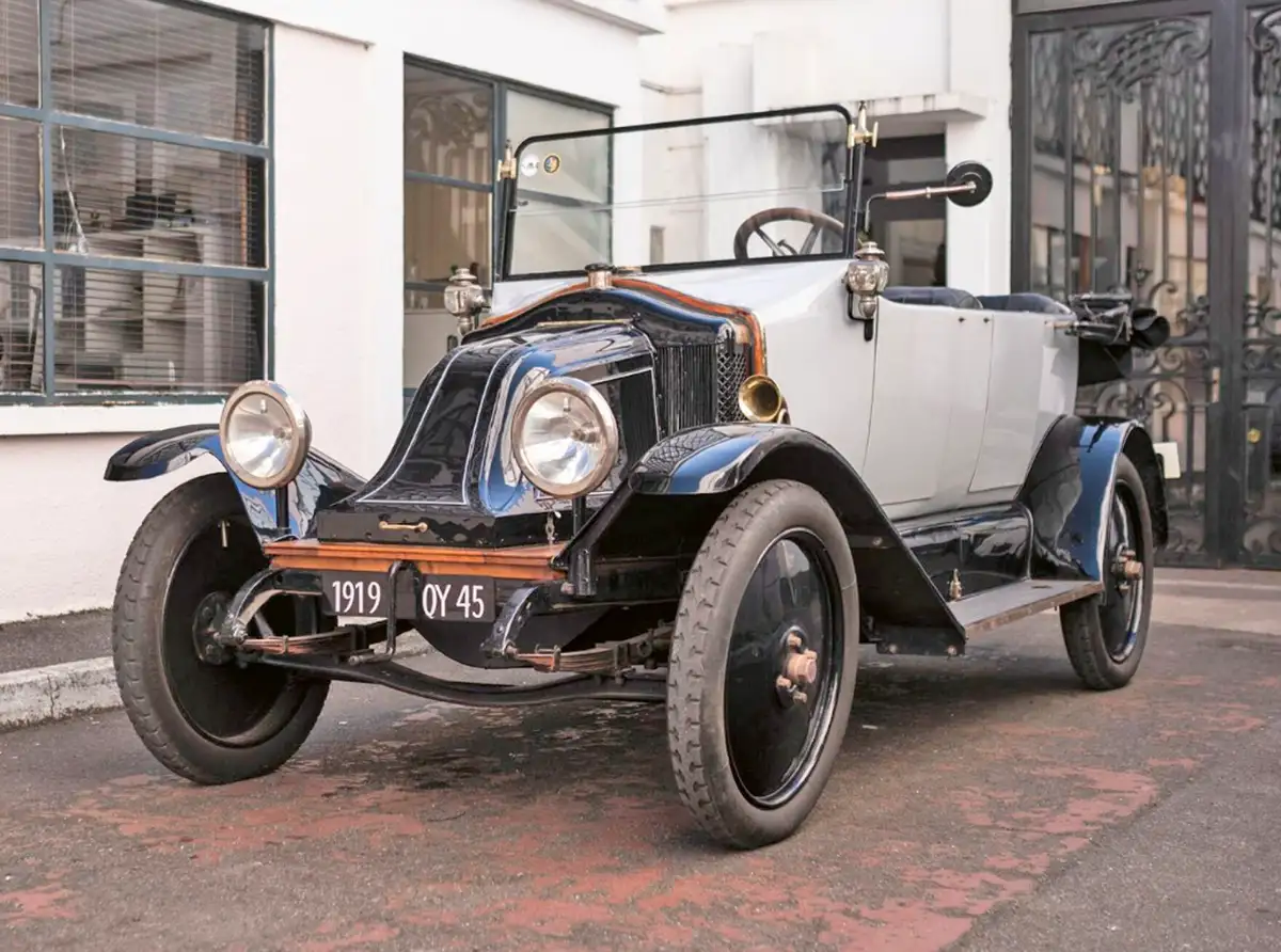 A Renault GS-t csak két évig, 1919-től 1920-ig gyártották. Bár mindössze 3,5 m hosszú, akkoriban középkategóriásnak számított. Ezért a gondosan restaurált példányért 19 200 eurót kellett most fizetni