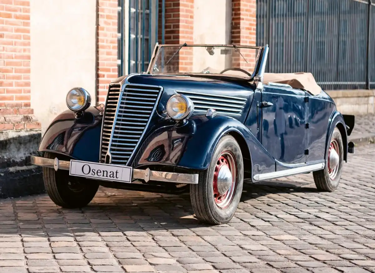 A két világháború közti időszak egyik sikermodellje volt a Renault Primaquatre. A név az évjárattól függően 48-62 LE-s, 2,4 l-es négyhengeres motorra utal. A Sport Cabriolet a sorozat ritka darabja, 28 800 euróig szaladt érte a licit