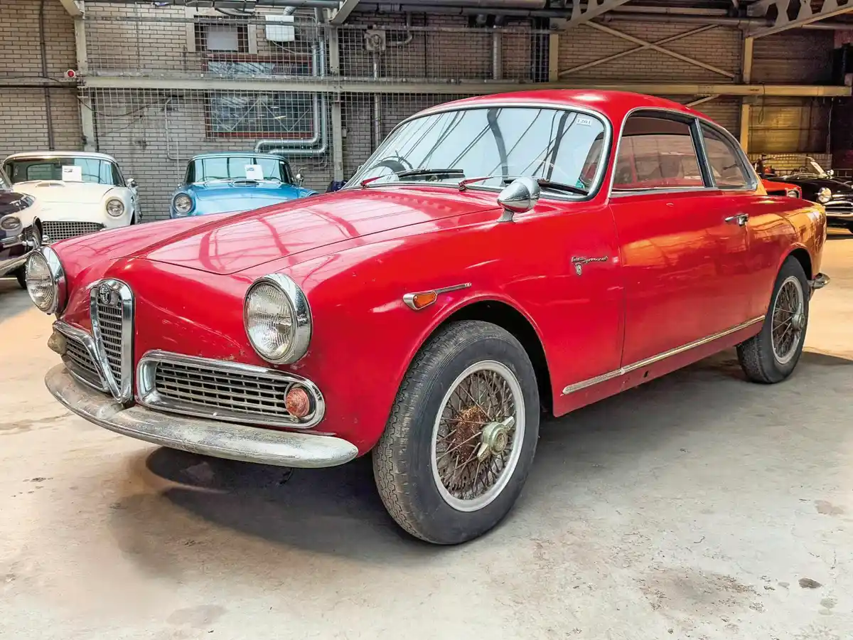 Ezt az 1962-es Alfa Romeo Giulietta Sprint Velocét a legendás, csupa alu, DOHC-vezérlésű négyhengeres 1,3-as változata viszi. Restaurált, de így is csak 20 000 euróig jutott érte a licit