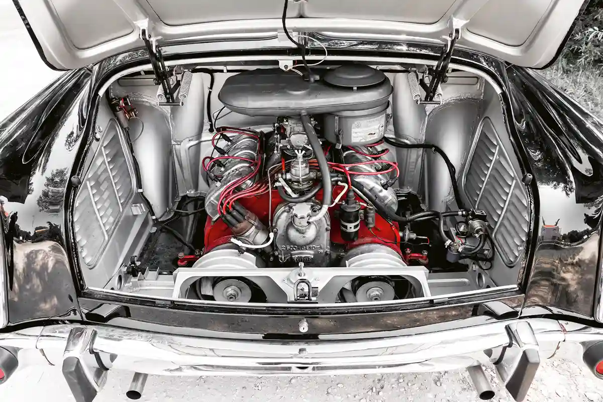 Jól érzékelteti a méreteket, hogy a légbeömlő kopoltyúk ellenére is mennyi hely van még a V8-as körül. A motort két Jikov porlasztó eteti és két turbóventilátor hűti