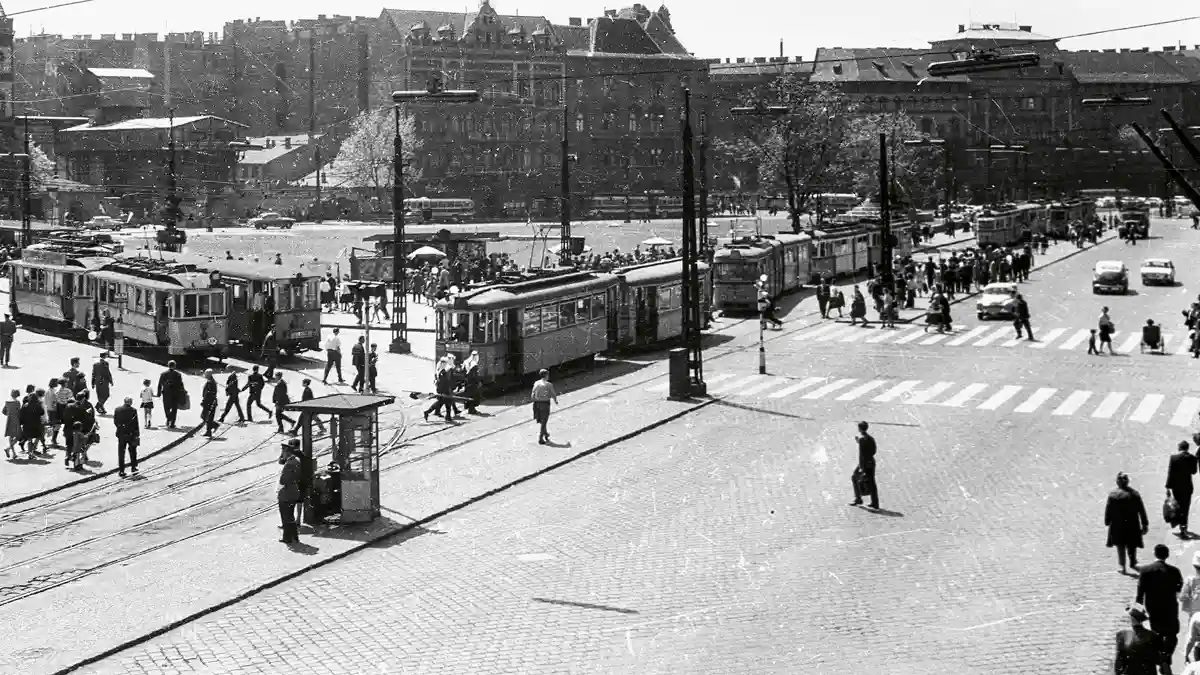 Baross tér (1960) – háttérben balra az 1950-es évek első felében leállított metróépítkezés aknatornya. Bontását követően a telek utána évtizedeken át beépítetlenül csúfította a környéket