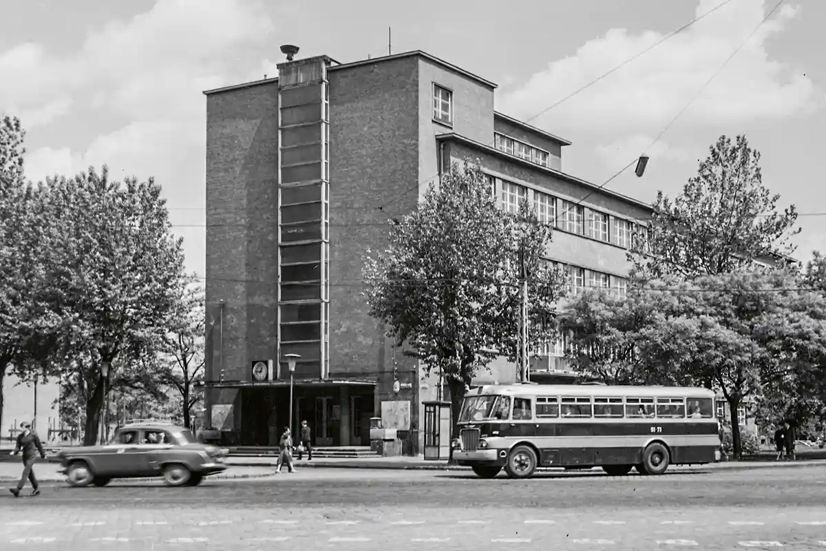Béke tér (1964) – a XIII. kerületi Tanács (később Önkormányzat) épülete. Az Ikarus 620-as előtt Moszkvics taxi kanyarodik a Lehel útra, Újpest felé