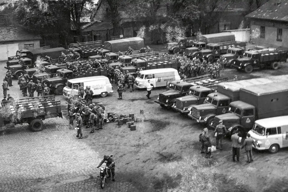 Teve utca (1970) – harcászati gyakorlatra indul a Kilián György munkásőr zászlóalj. A telken ma az Országos Rendőrfőkapitányság épülete áll