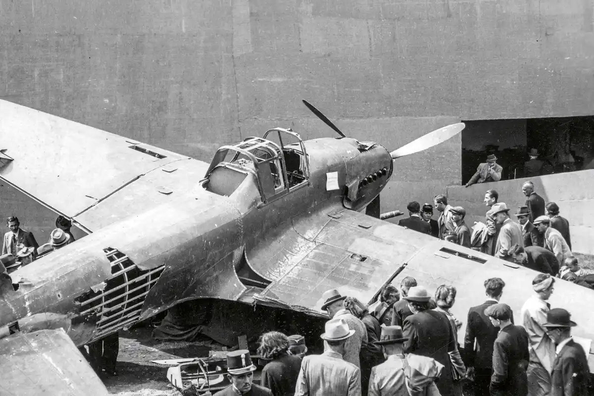 Városliget (1942) – Il-2 vadászrepülőgép kiállított roncsa a Budapesti Nemzetközi Vásáron