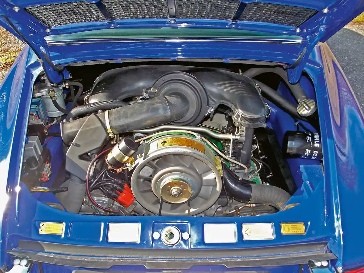 A csupa alumínium gép lényegében a VW Bogár motorjának az evolúciója, itt Bosch K-Jetronic befecskendezővel. Átlagosan 12 litert iszik százon