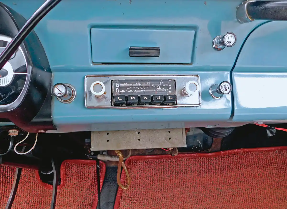 A Blaupunkt rádió alaptartozék volt, a fűtőventilátor két­sebességes, felette a légterelő (le vagy fel) húzókapcsolója