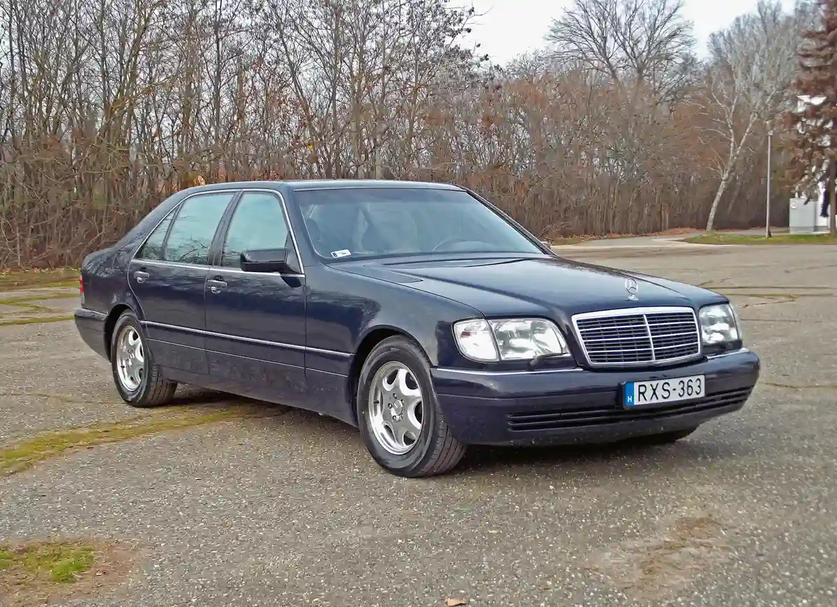 Ez már a ráncfelvarrás utáni, finomított vonalú orr; a lámpatörlők alapáron jártak