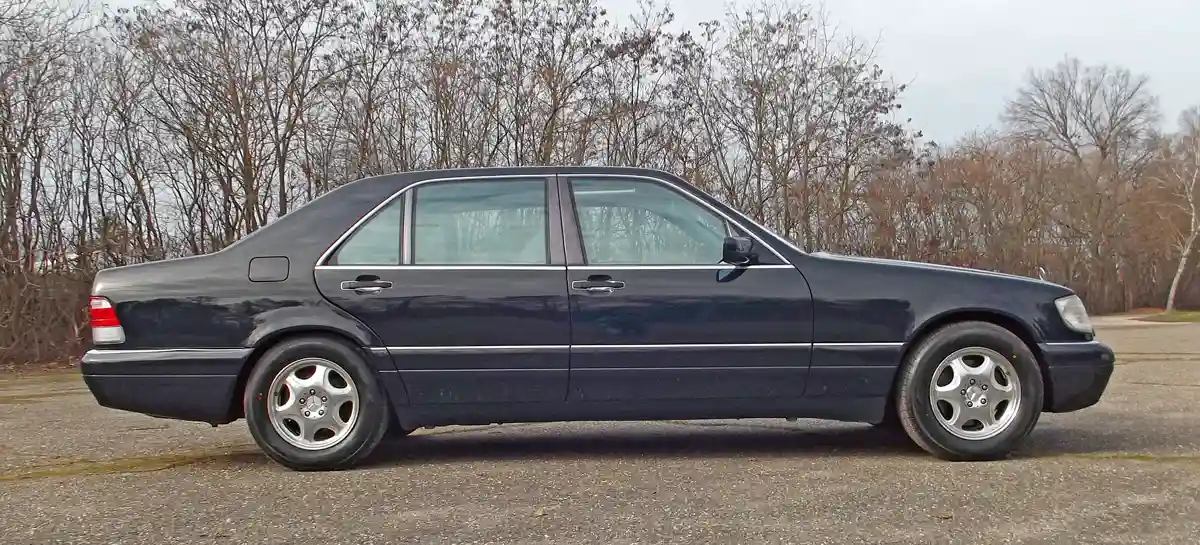 Az előd, a W126-os 0,36-os alaktényezőjéhez képest javítottak az aerodinamikán, a W140-es mutatója 0,31