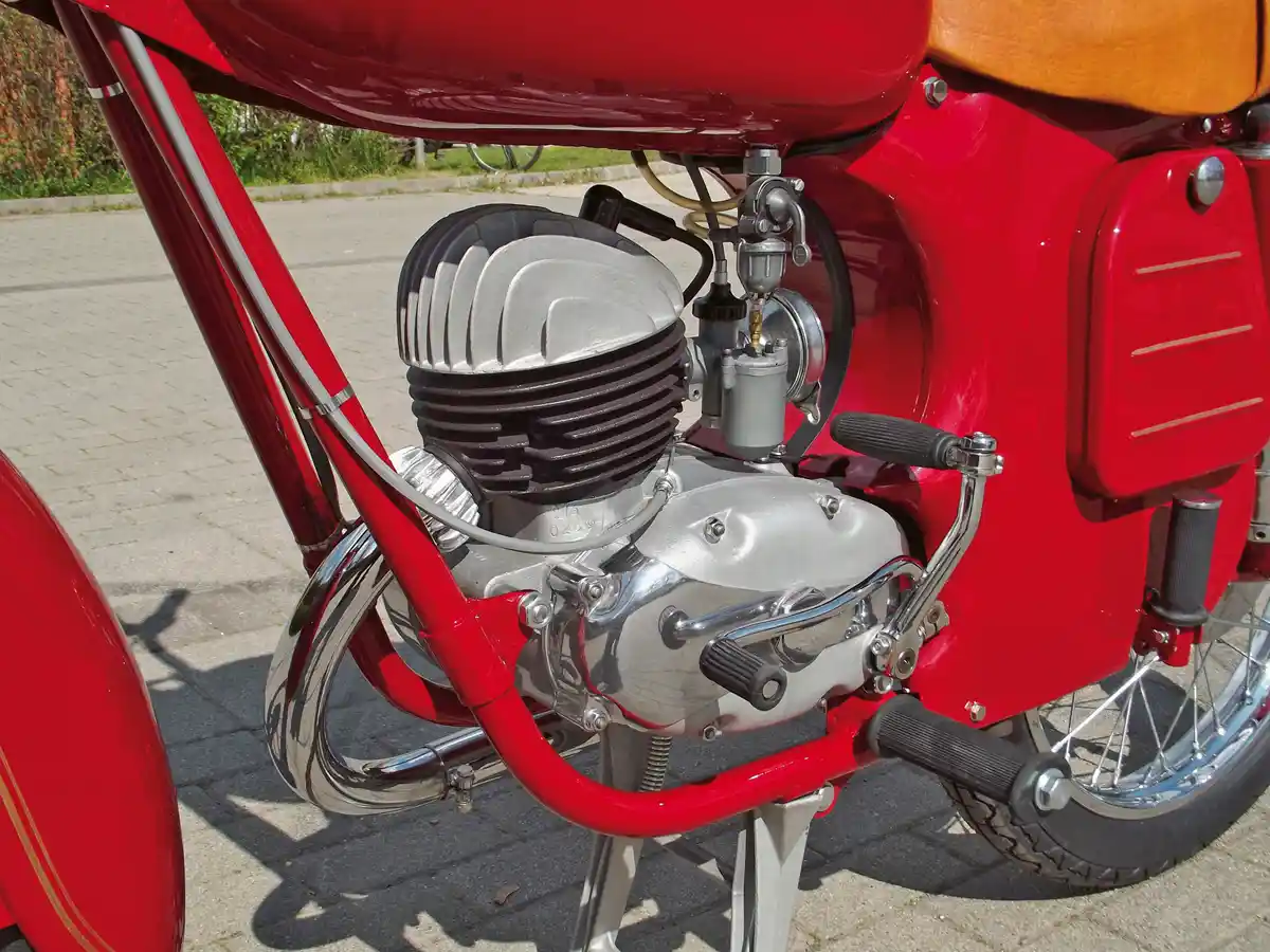 A henger vas, a dugattyú (és a hengerfej) könnyűfém, a túlterhelt kis motor gyakran megszorult, nem véletlenül 3000 km-es a bejáratás, és 1:25-ös (olaj-benzin) a keverési arány