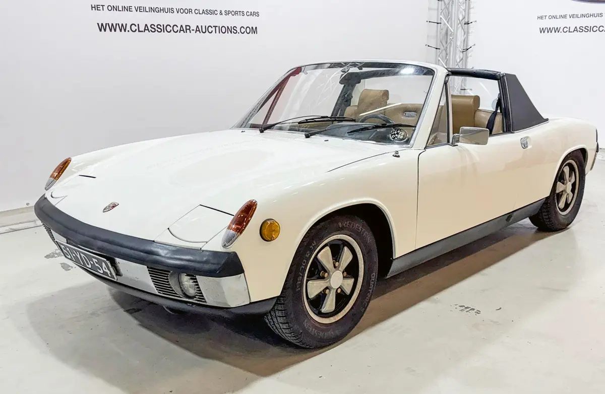 A 914-es Porsche eredetileg a 411-es Volkswagen 1700-as, 80 LE-s négyhengeres léghűtéses boxerével futott, a 911-es belépő modelljeinél is jó 50%-kal olcsóbban. Ezért a részben restaurált 1974-esért legalább 25 000 eurót szeretett volna kapni a gazdája, de 13 500-on nem jutott túl