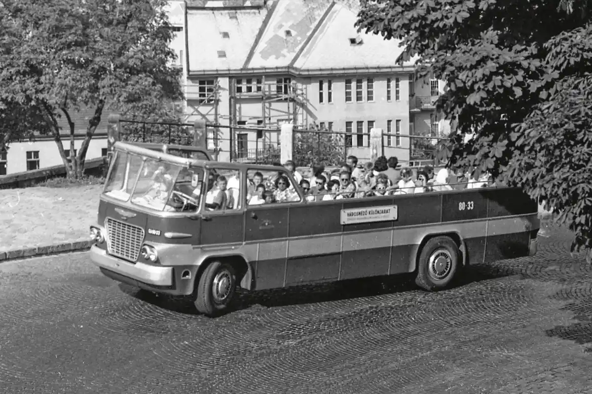 Forgalmi kocsiból átépített városnéző. A Fővárosi Autóbuszüzem három ilyen nyitott 620-ast dolgoztatott, az Ikarusokat 1975-ben már a BKV törölte az állományból. Egyik példány sem maradt meg, manapság replika jármű közlekedik nosztalgiameneteken (fotó: Fortepan/Magyar Rendőr)