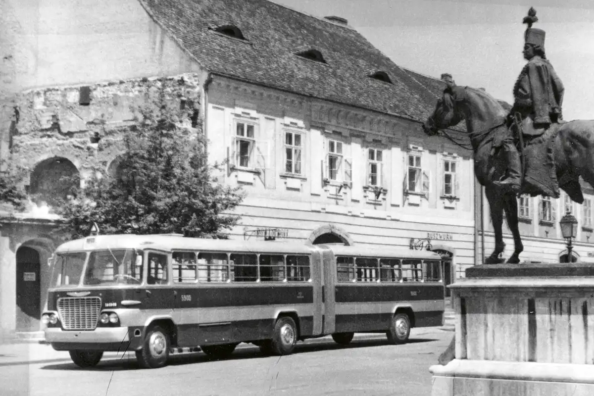 Három- és négytengelyes prototípus is készült csuklósból, forgalmi kocsiként is megjelentek Budapesten, de a „sorozatgyártásig” egyik sem jutott el (fotó: Fortepan/Tauber-Rozman család)