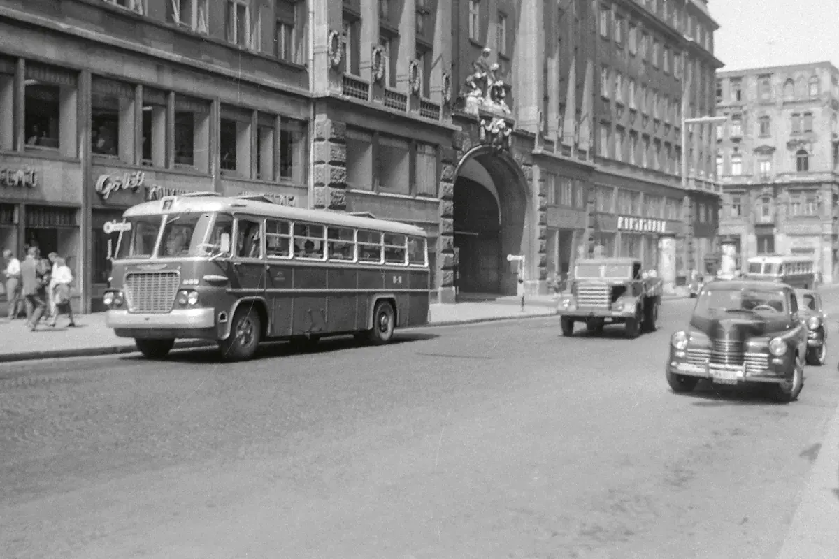 Ikarus 620-as a Váci utcában, a Pi­a­ris­ta tömbnél (1961) – ma itt már egyirányú a forgalom (fotó: Fortepan/Kotnyek Antal)