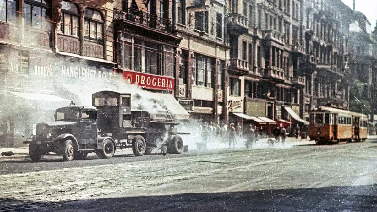 Útjavítás a budapesti Belvárosban (1954), a Kossuth Lajos utcában, nagyjából a Szép utcai kereszteződésnél (fotó: Fortepan/Horvát Miklós dr)