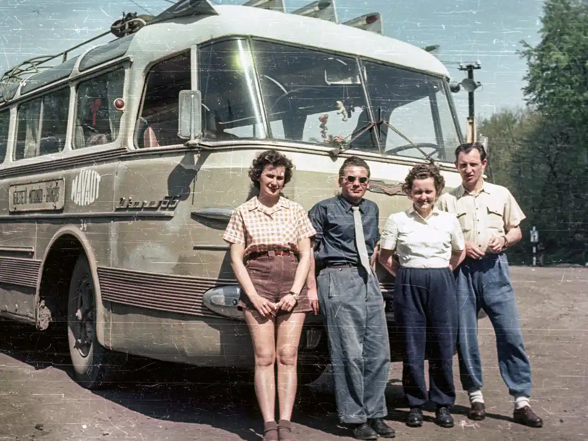 Mátraháza, autóbuszállomás (1963). Kirándulók „klasszikus” csoportképe a Kékestető–Mátraháza–Gyöngyös vonalon közlekedő Ikarus 55-össel (fotó: Fortepan/Nagy Gyula)