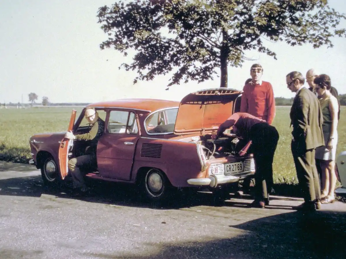 Országúton lerobbant Skoda 1000 MB (1972), a típus utódja, az S 100/110 még szintén farmotorral készült (fotó: Fortepan album)