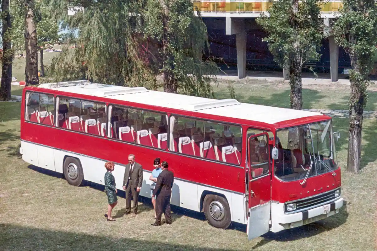 Ikarus 250 prototípus, balról a második személy Finta László, a busz formatervezője. A helyszín Siófok (1970), a Hotel Hungária kertje (fotó: Fortepan album)