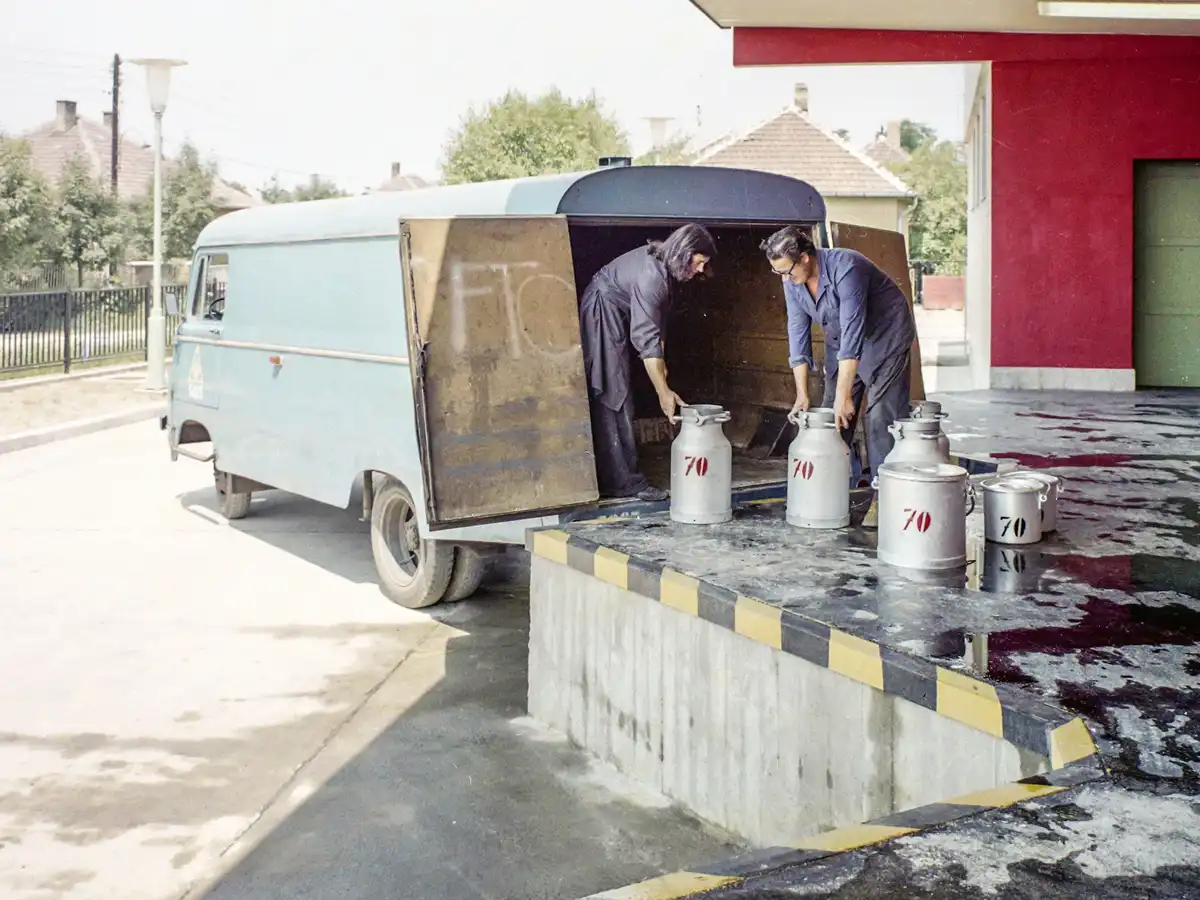 Robur teherautóval szállítják az ebédet a fővárosi XVIII. kerületi Gyermekélelmezési Vállalat konyhájáról (1975). A típust léghűtéses motorokkal szerelték, a benzinesek LO, a dízelek LD jelölést kaptak (fotó: Fortepan/Bauer Sándor)
