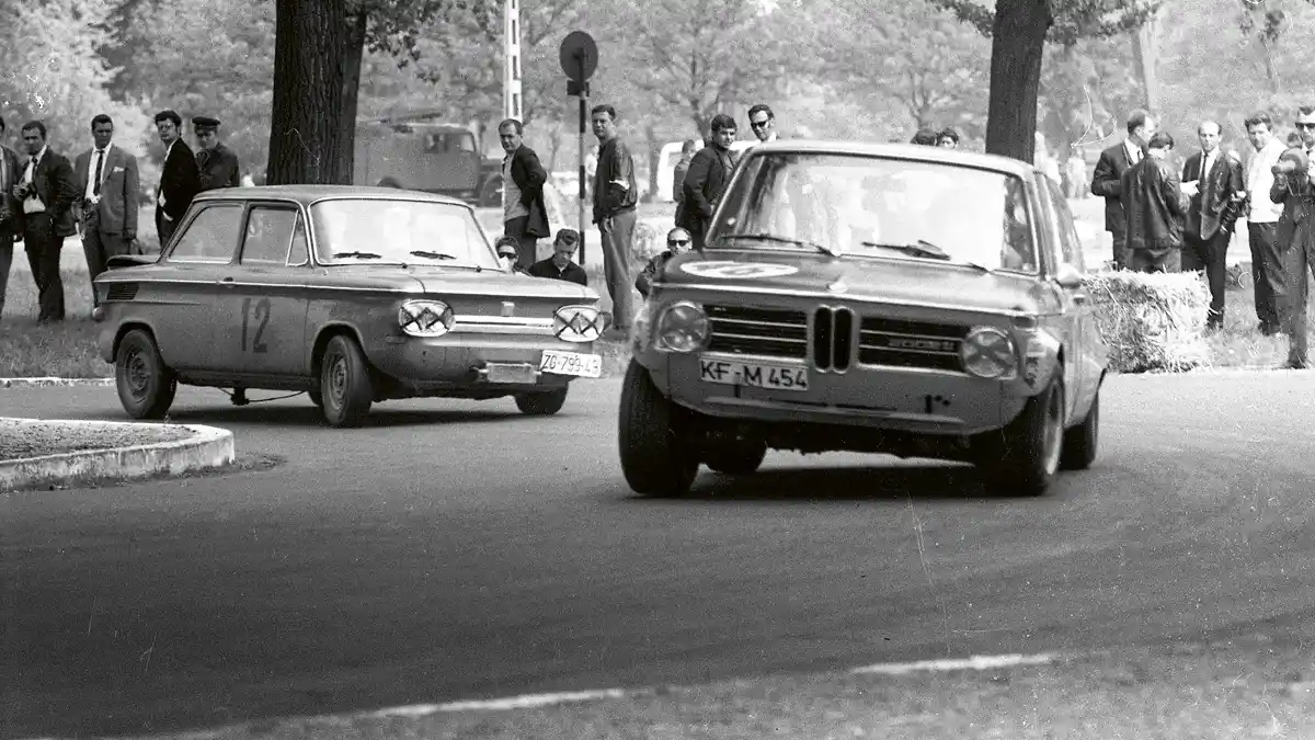 Budapest, Népliget (1969) – túraautó futam Kőbányán, jugoszláv rendszámú NSU kergeti a német BMW 2002 ti-t. 1936-ban itt, a Népligetben rendezték az első magyar Grand Prix-t is, ahol Tazio Nuvolari győzött Alfa Romeóval