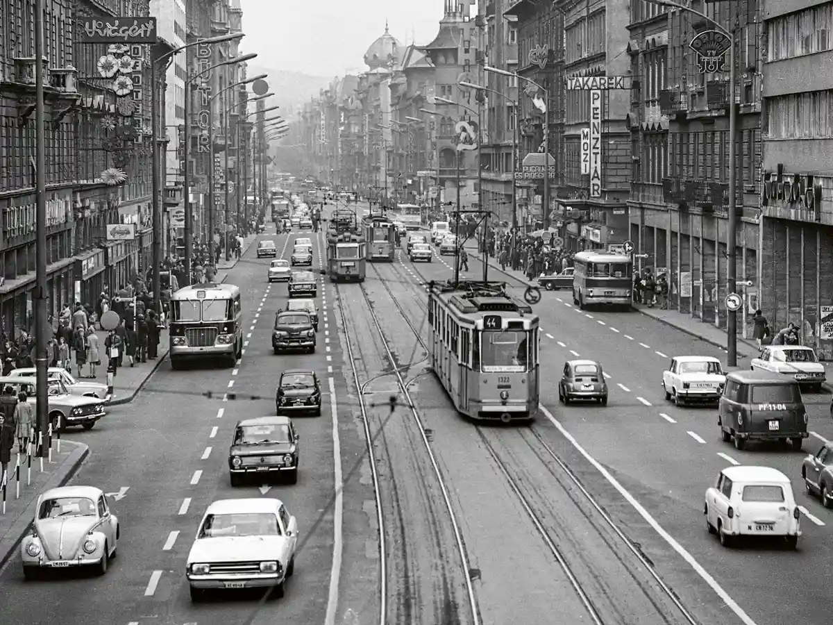 Forgalom a budapesti Rákóczi úton (1972) – a felvétel az 1969-ben átadott Baross téri felül­járóról készült. Utoljára 1972. december 31-én járt itt a villamos, utána a síneket felszedték, az Erzsébet híd is 2x2 helyett 2x3 sávos lett