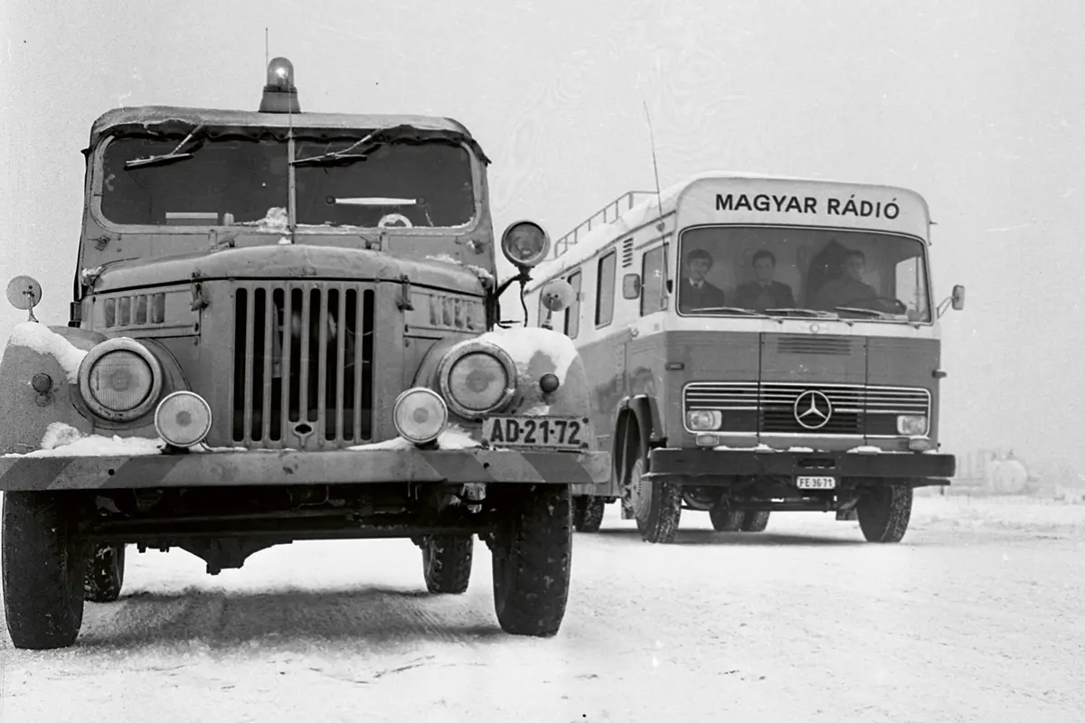 Úton a Magyar Rádió közvetítőkocsija, egy Mercedes-Benz LP (1970). A havas út szélén álló GAZ-69 valószínűleg a közútkezelő járműve