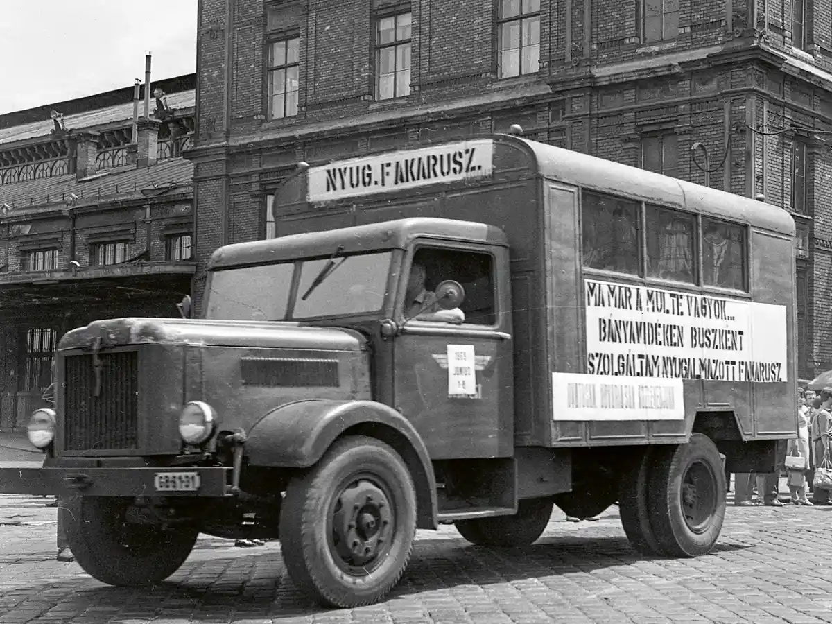 Budapest, Marx tér (1969) – az 1950-es években, bányász- és munkásszállítás céljára készült fabódés Csepelek is közlekedtek vidéken, mint Mávaut járművek – a felépítmény szülte a fakarusz becenevet. Később néhányból (piros-sárga festéssel) vidéki iskolabusz lett, a Pinokkió-program keretében